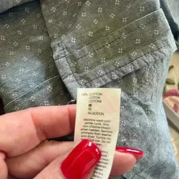 EUC GAP Boyfriend Fit Light Denim Color Button Down Shirt Women’s small - Picture 9 of 9